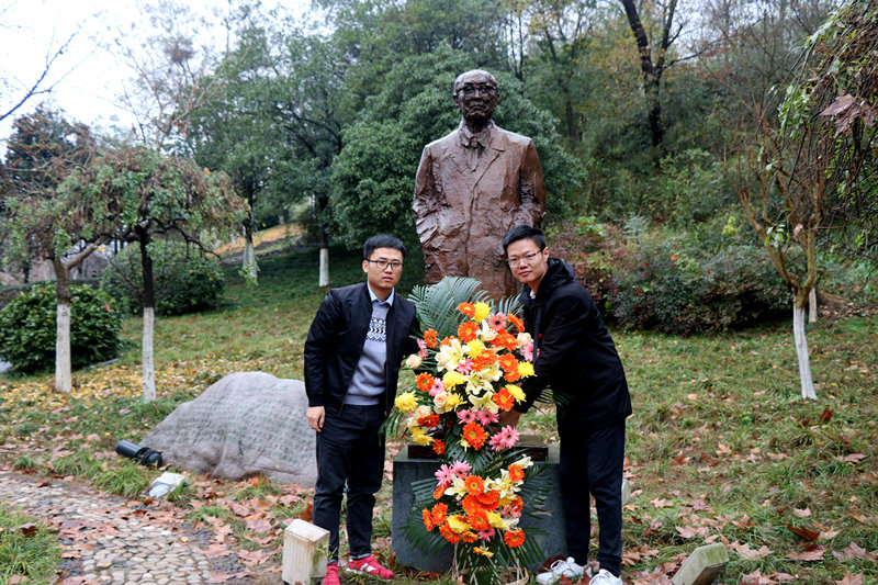 (作者:蒋成;摄影:王开杰;单位:化工学院;审核:葛凯,彭光成)胸前佩戴